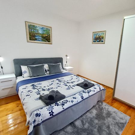 Entire House Floor - 2-Bedroom Cozy & Peaceful Apartment بودغوريتْسا المظهر الخارجي الصورة