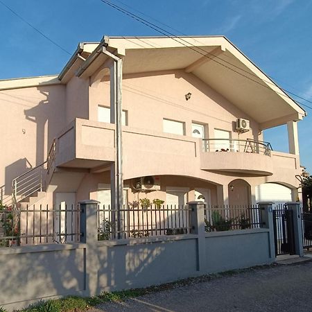 Entire House Floor - 2-Bedroom Cozy & Peaceful Apartment بودغوريتْسا المظهر الخارجي الصورة