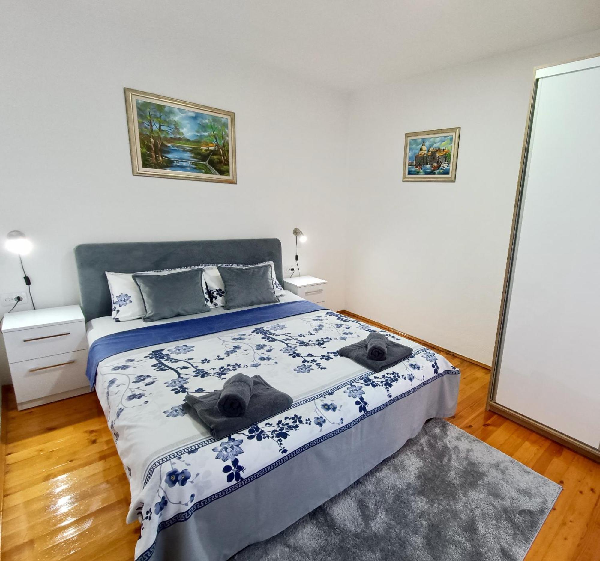Entire House Floor - 2-Bedroom Cozy & Peaceful Apartment بودغوريتْسا المظهر الخارجي الصورة