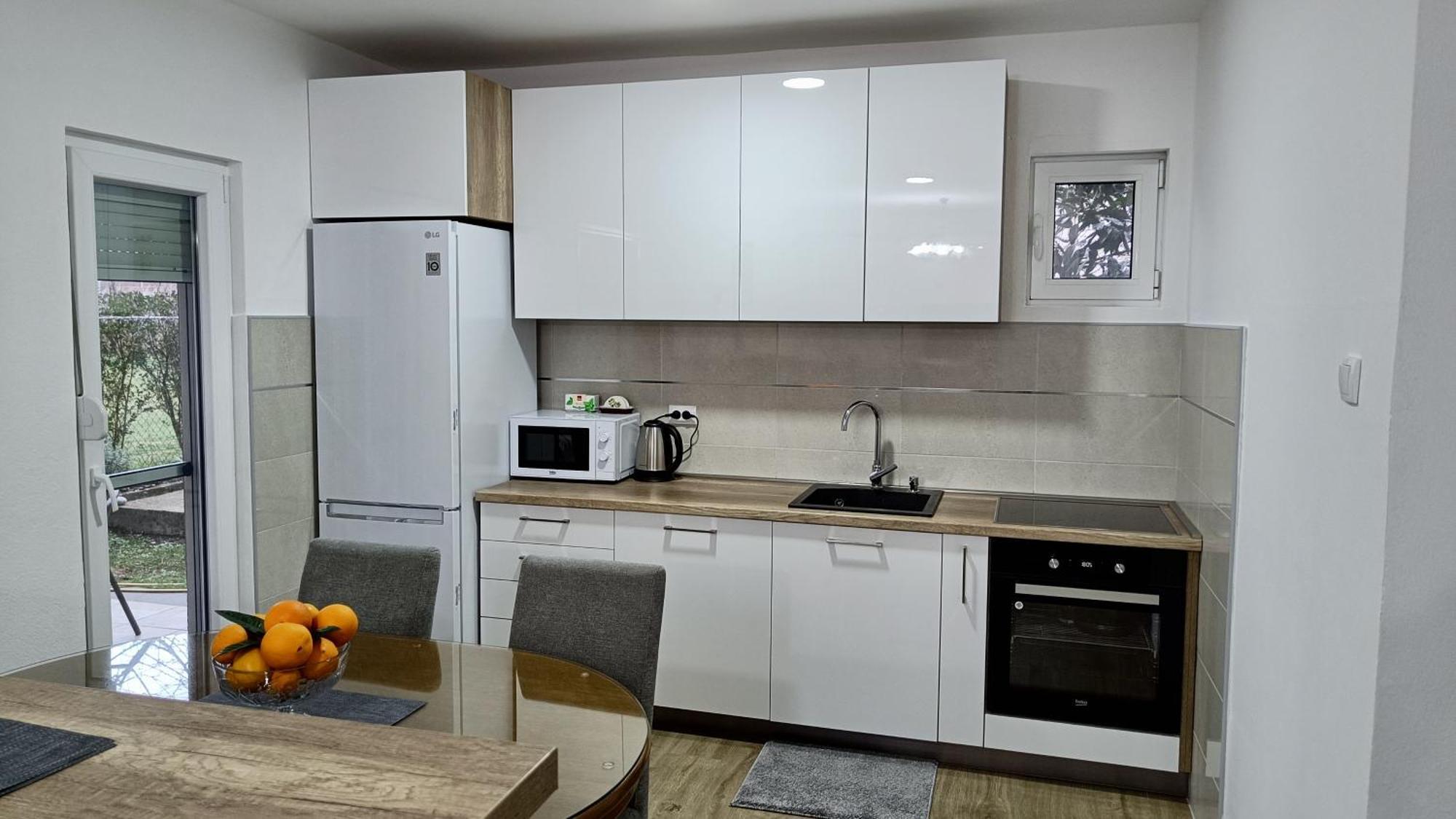 Entire House Floor - 2-Bedroom Cozy & Peaceful Apartment بودغوريتْسا المظهر الخارجي الصورة