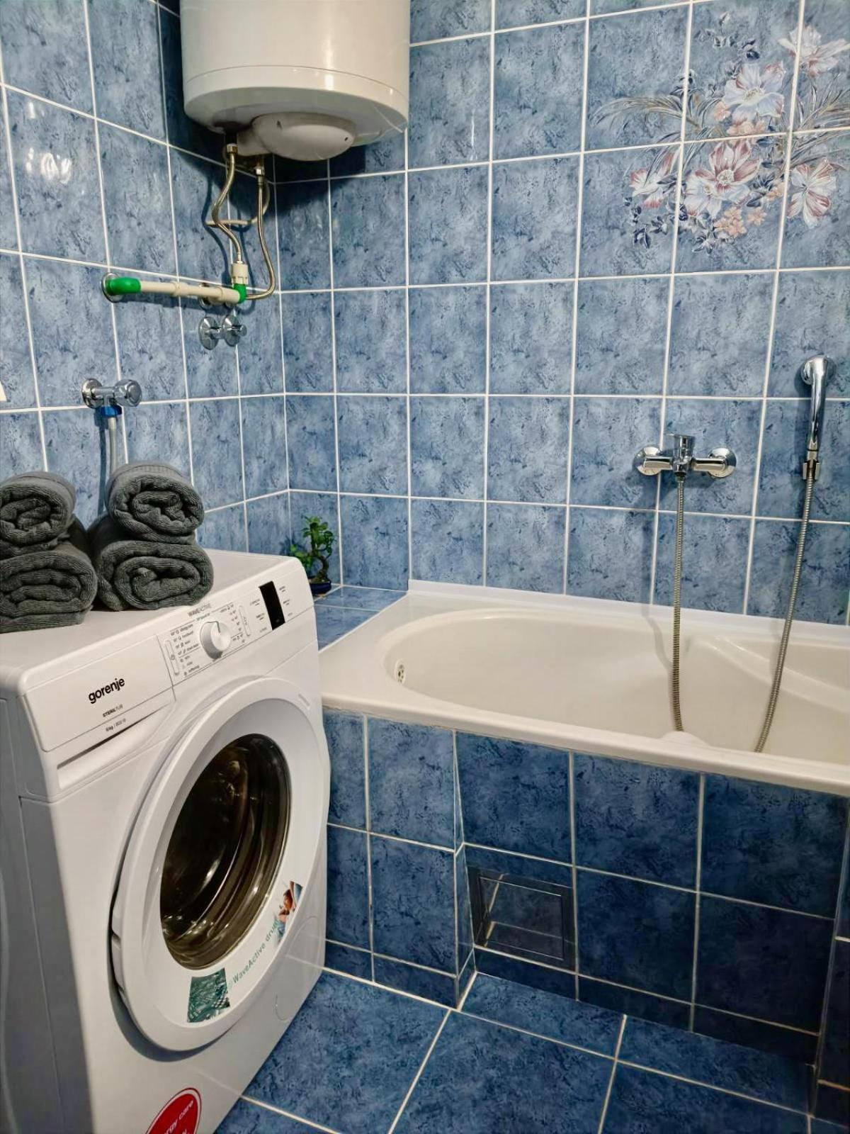 Entire House Floor - 2-Bedroom Cozy & Peaceful Apartment بودغوريتْسا المظهر الخارجي الصورة