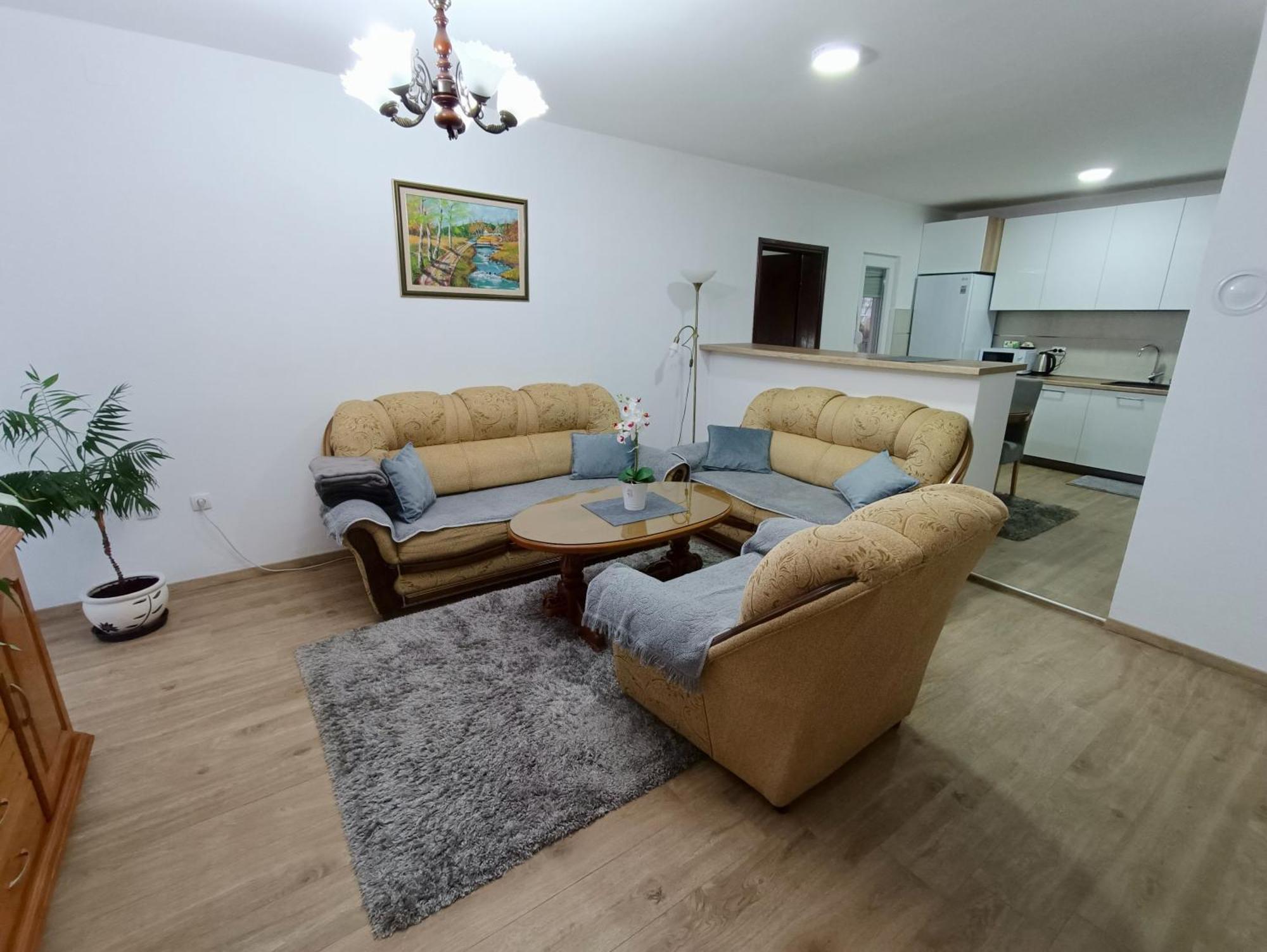Entire House Floor - 2-Bedroom Cozy & Peaceful Apartment بودغوريتْسا المظهر الخارجي الصورة