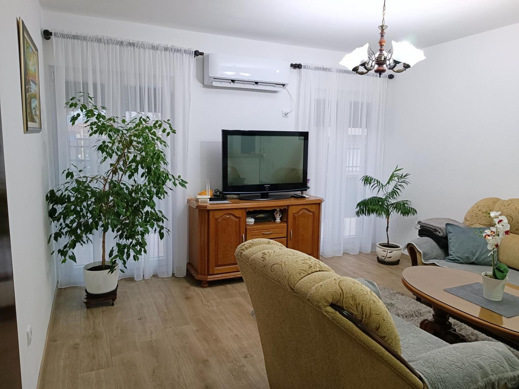 Entire House Floor - 2-Bedroom Cozy & Peaceful Apartment بودغوريتْسا المظهر الخارجي الصورة