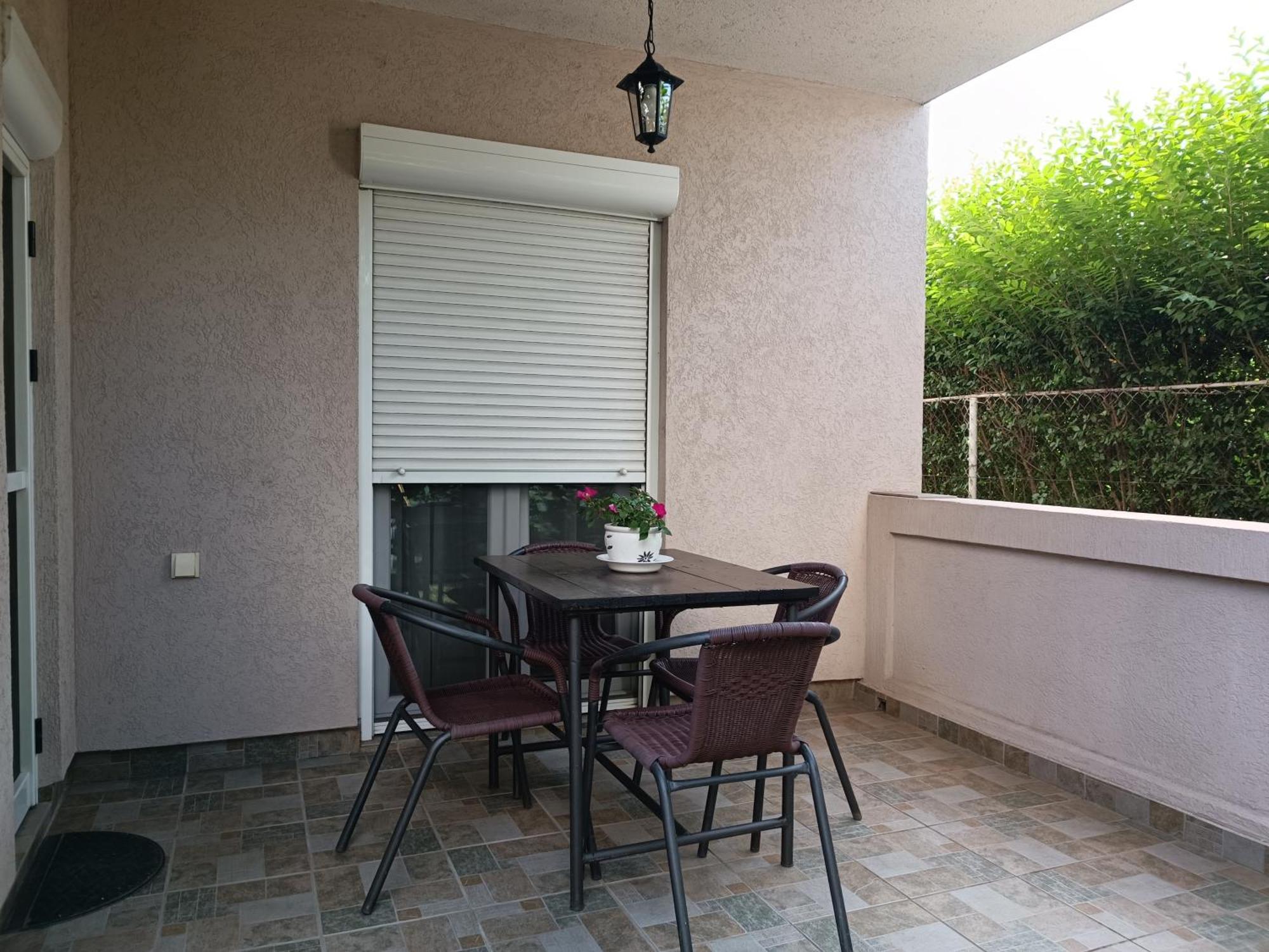 Entire House Floor - 2-Bedroom Cozy & Peaceful Apartment بودغوريتْسا المظهر الخارجي الصورة