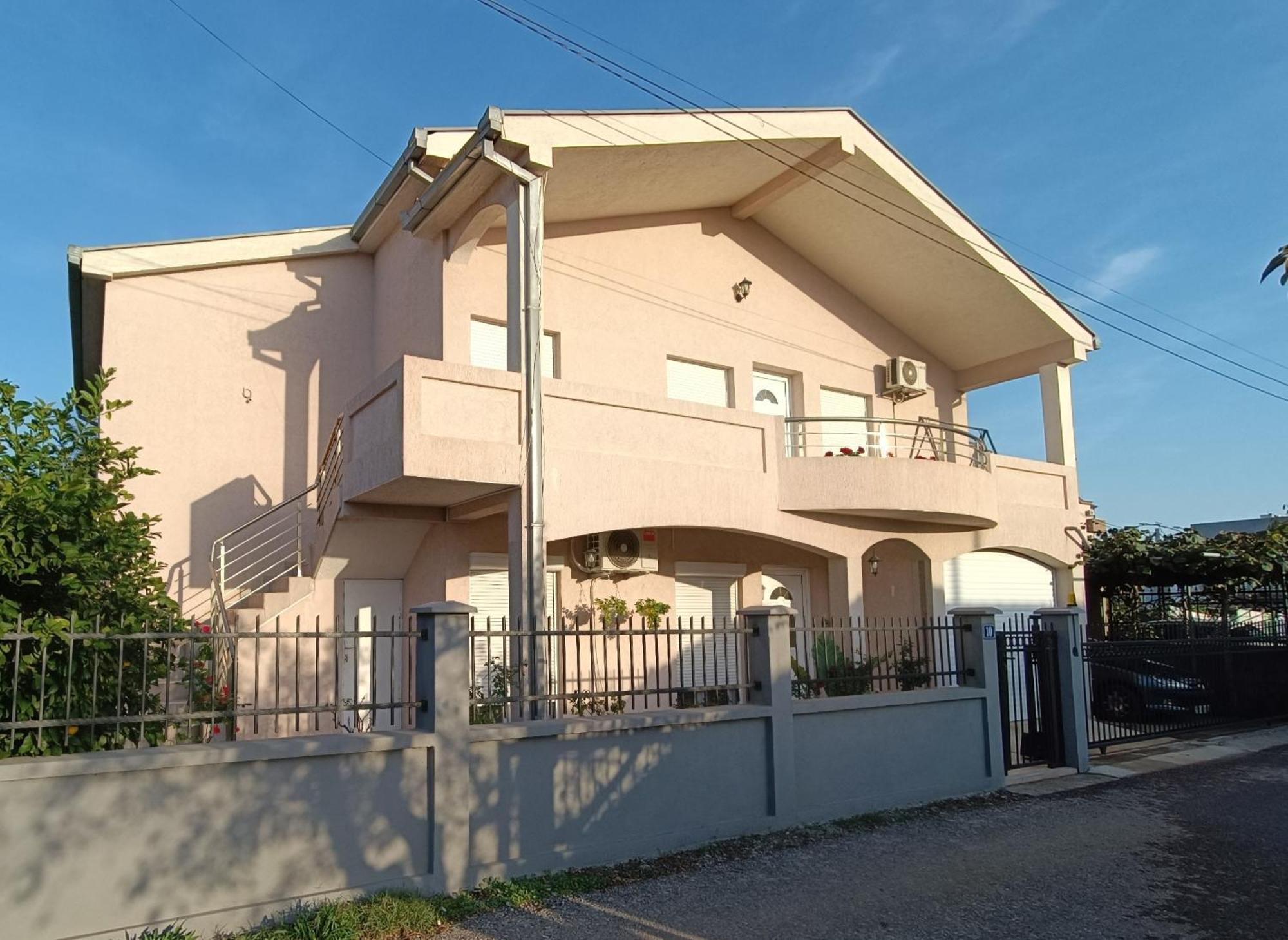 Entire House Floor - 2-Bedroom Cozy & Peaceful Apartment بودغوريتْسا المظهر الخارجي الصورة